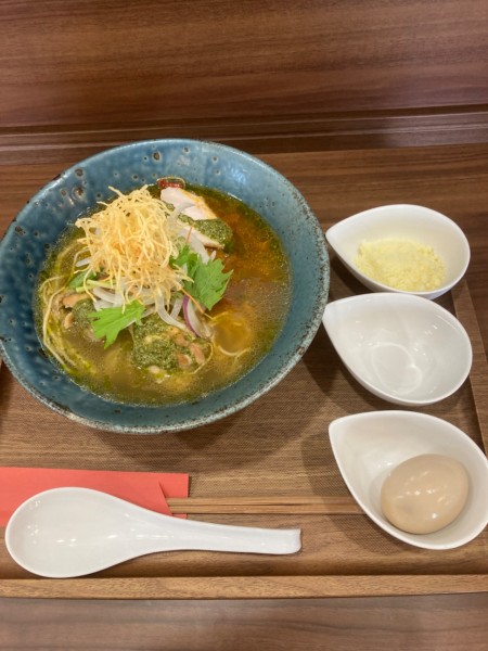 「トマトらーめん　ジェノバ風　ラーパス　味玉」@らーめん旬彩の写真