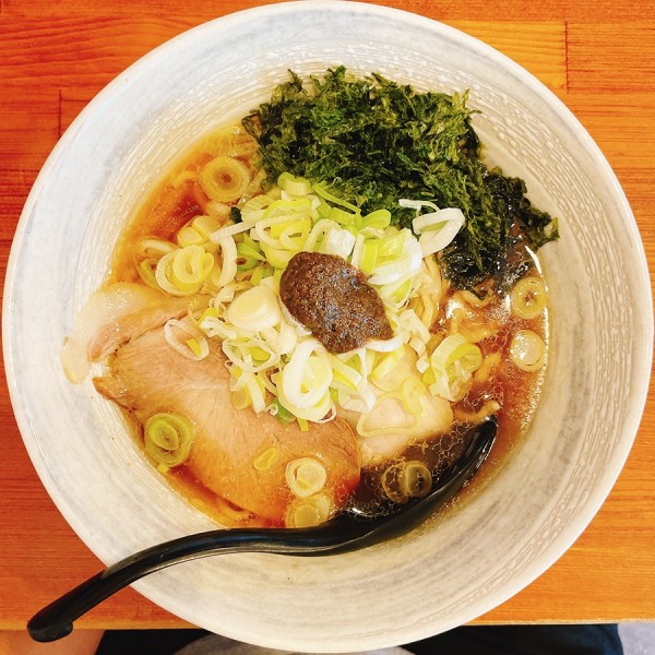 「醤油らぁ麺」@唯一無二のらぁ麺専門店 イ袋ワシづかみの写真