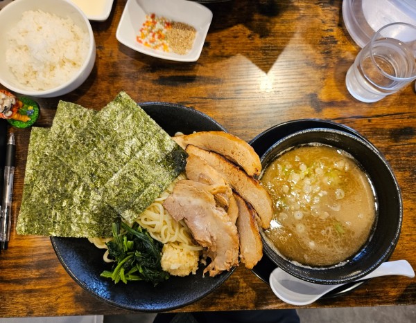 「ハイブリッドつけ麺950円」@自家製中華そば 麺の虜の写真