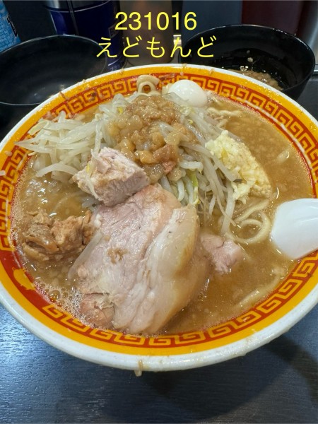 「ラーメン半分豚一枚＋生玉子　880+50」@えどもんどの写真