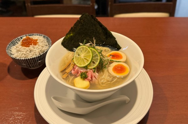 「【限定】「塩」冷やし煮干しらぁ麺¥1100、白ご飯¥150」@酒肴場 屯の写真