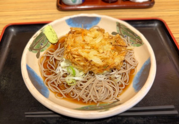 「冷しかき揚げそば(520円)」@笠置そば 東新宿店の写真