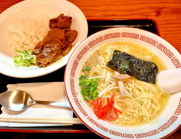 「Aセット　煮込みライスと白湯ラーメン（1100円）」@煮込み食堂 まるしばの写真