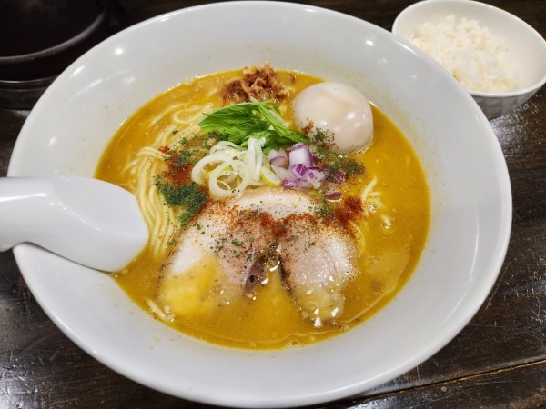 「鯛味噌×カレーラーメン+味玉　小ライス」@ラーメン晃煇の写真