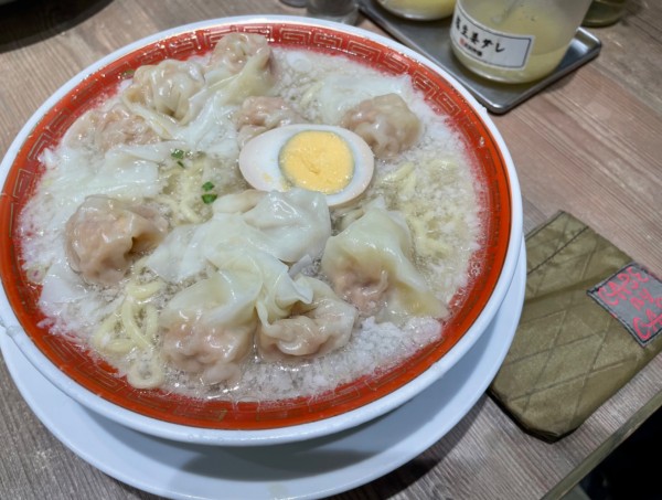 「粗びき肉汁雲呑麺（塩）」@広州市場 田町店の写真