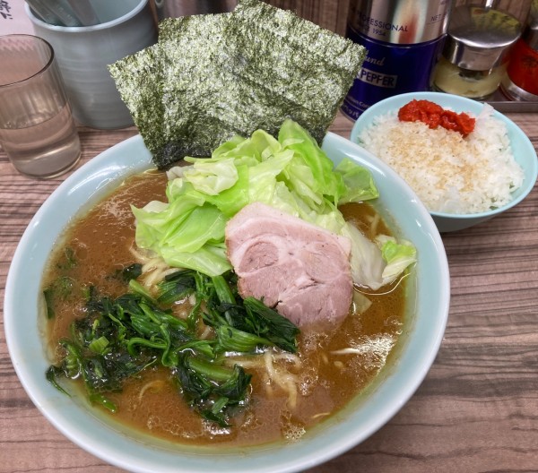 「ラーメン 大盛り(柔、多、濃)+キャベツ+ライス」@横浜ラーメン 武蔵家 中野本店の写真