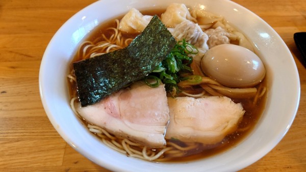 「ラーメン醤油 肉と海老ワンタン麺（黒）味玉トッピング」@支那そば くろ田の写真