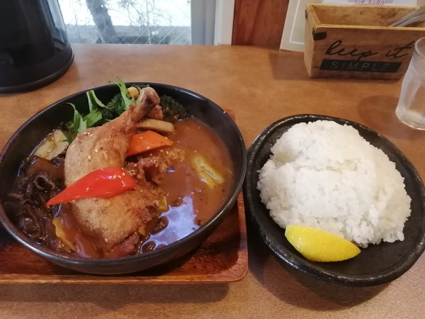 「やわらかチキンレッグとやさい　1180円」@スープカレーGARAKU 八王子店の写真