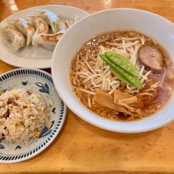 ラーメン（650円）＋半炒飯（450円）＋餃子（550円）