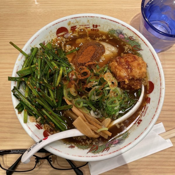 「赤んあっさり3辛・ニラにんにく・こってり唐揚げ」@天下一品 町田店の写真