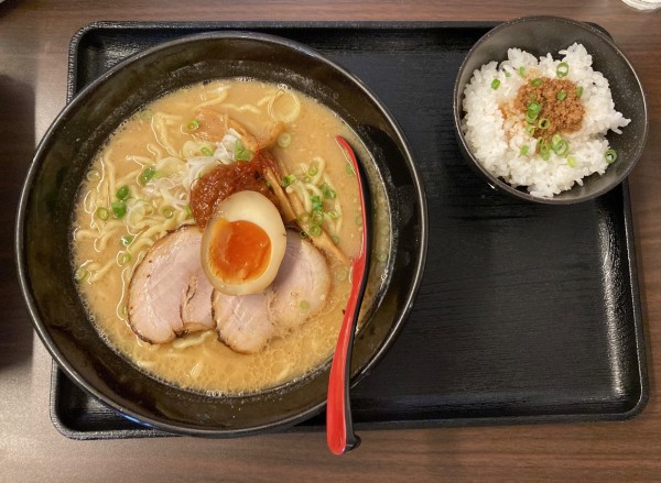 「肉味噌小丼＋味玉ハーフ味噌ラーメン」@ら～めん 二葉の写真