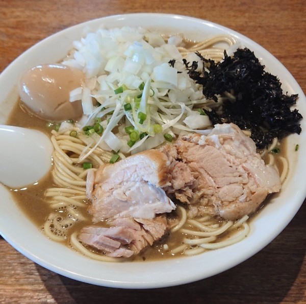 「濃厚煮干しそば  大盛  玉葱・味玉TP」@中村屋総本山の写真