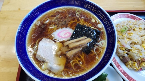「ラーメン＋半炒飯セット 1000円」@栄楽飯店の写真