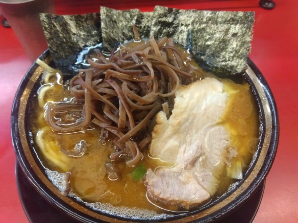 「ラーメン+バラ+キクラゲ」@柏 王道家の写真