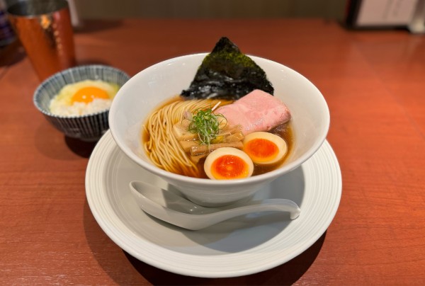 「津軽煮干し中華蕎麦（味玉入り）¥950、【限定】TKG¥100」@酒肴場 屯の写真