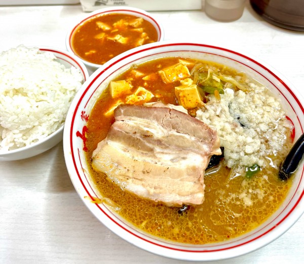 「蒙古タンメン【TP】背脂、麻婆豆腐、チャーシュー２枚、ライス」@蒙古タンメン 中本 目黒店の写真