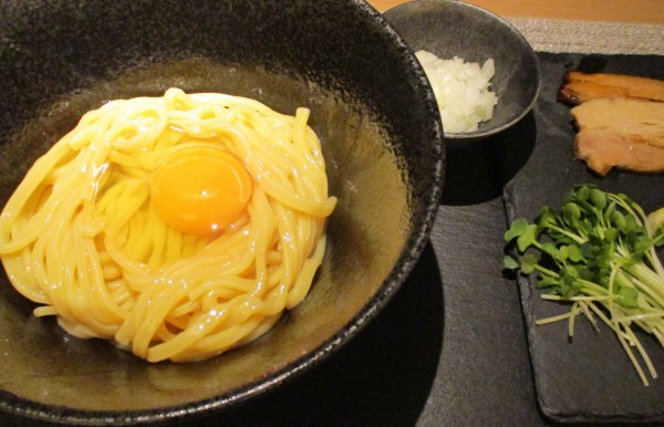 「卵かけ麺(豚)中 950円」@麺屋 二二一の写真
