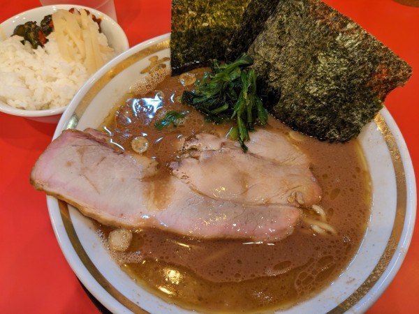「ラーメン（並）+ライス」@家系ラーメン 裏大輝家 青物横丁店の写真