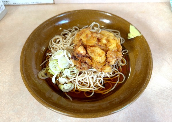 「冷げそ天そば(550円)」@八起そばの写真