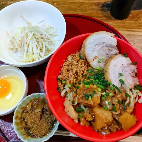 「小汁なし､シビレ脂､生卵」@ラーメンめじの写真