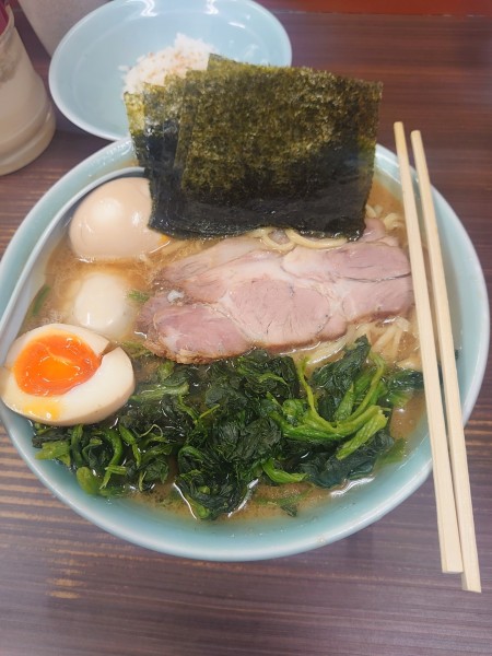 「特製ラ〜メン中、ほうれん草、味玉」@横浜家系らーめん 武蔵家 川口店の写真
