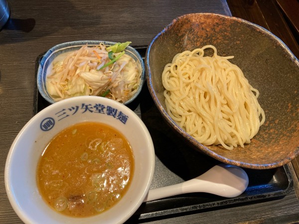 「たっぷり野菜つけ麺¥1090+中盛¥60」@三ツ矢堂製麺 あきる野店の写真