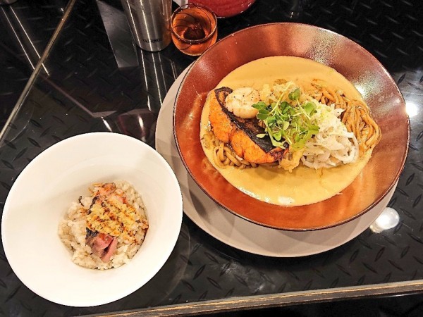 「【限定】秋桜、鴨とまいたけご飯、など」@トーキョーニューミクスチャーヌードル 八咫烏 CHIKARABOの写真