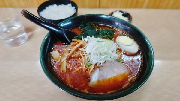 「鉄火麺９００円＆小ライス１００円」@味源 河辺店の写真