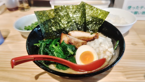 「家系ラーメン９００円＆白飯１００円＋ニラ８０円」@ハイデン.コッコFACTORYサマンサ・タマサ 師岡町店の写真