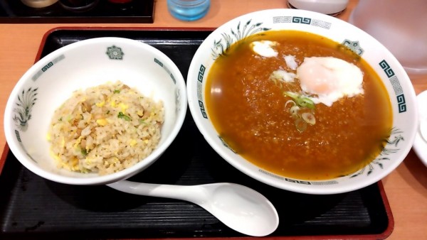 「温玉旨辛ラーメン」@日高屋 さいたま新都心店の写真