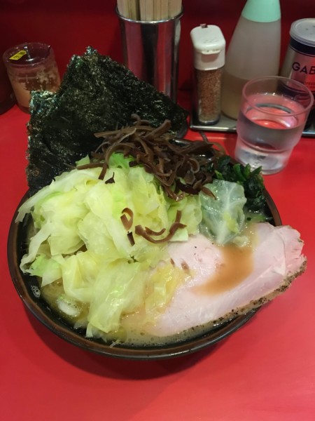 「ラーメン 700円＋キャベツ 100円」@どんとこい家の写真
