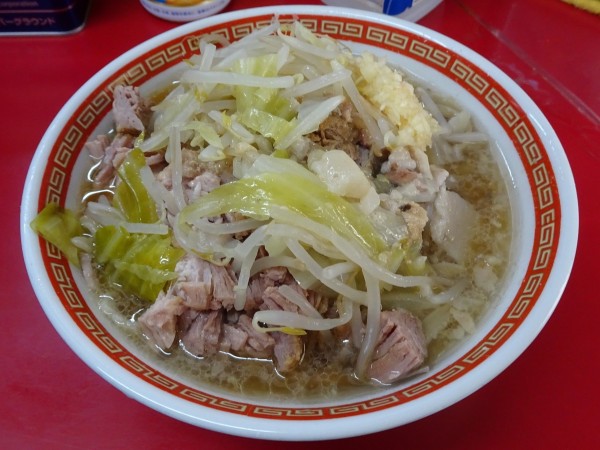 「小ラーメン豚入り（600円）ヤサイニンニクアブラ」@ラーメン二郎 目黒店の写真