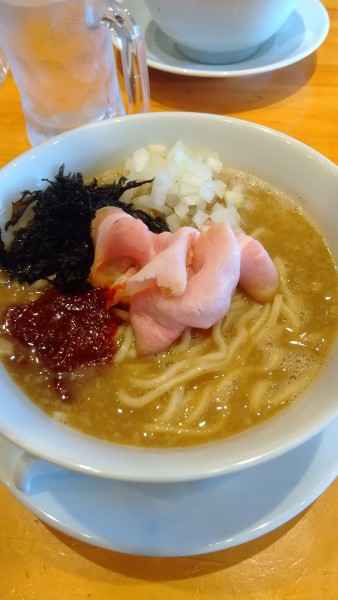 「旨辛濃厚煮干しそば　大　魚粉+レモン（無料）大盛　背脂増し」@中華そば 山下の写真