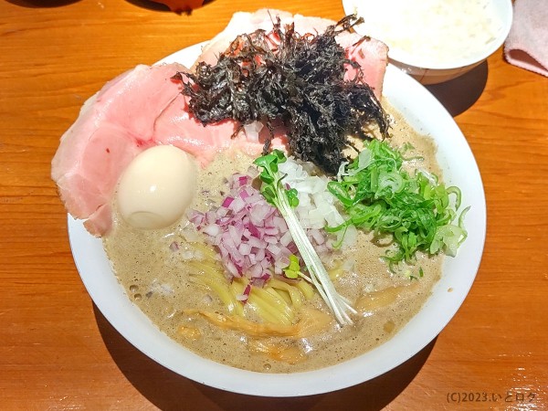 「特濃煮干豚骨（麺大盛り＋百万石盛り）」@金沢濃厚煮干豚骨 伊乃心の写真