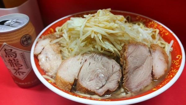 「麺増し大ラーメン(カタカタ)・烏龍茶(ヤサイカラメ)￥950」@ラーメン二郎 上野毛店の写真