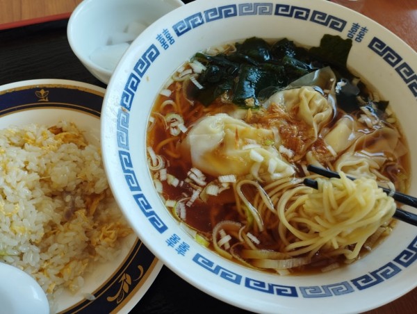 「ランチ ワンタン麺＋半チャーハン(650)」@俺の厨房 東神奈川店の写真