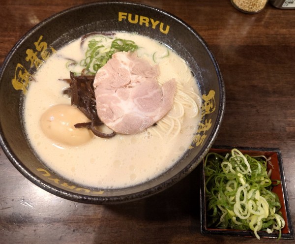 「半熟玉子＆ネギとんこつラーメン(920円)」@とんこつラーメン 博多風龍 大宮東口駅前店の写真