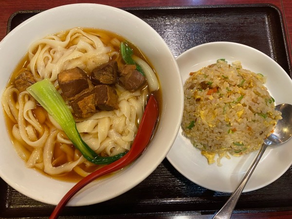 「西安刀削麺（角煮）大盛900円 + 半炒飯300円」@四川西安料理 餃子の郷 神田店の写真