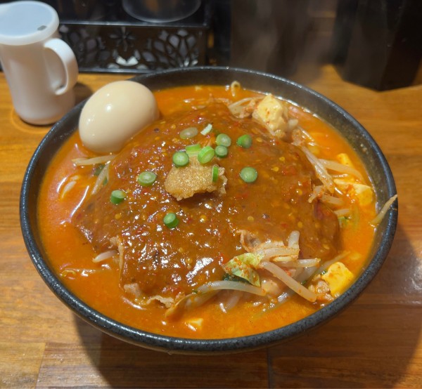 「味玉どて辛めん中盛 バラ肉 ニンニク少なめ」@どてちん 習志野店の写真