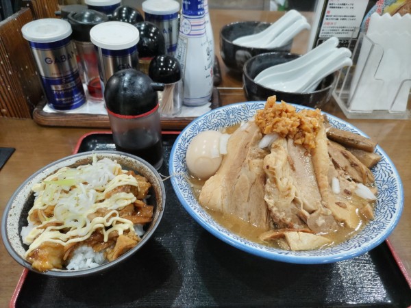 「特製ギットンラーメン+マヨチャー丼」@GITTONの写真