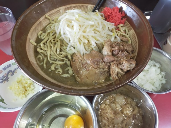 「煮干し大・麺増600・生卵・玉葱（麺硬・脂別・大蒜・紅生姜）」@ラーメンハイキックの写真