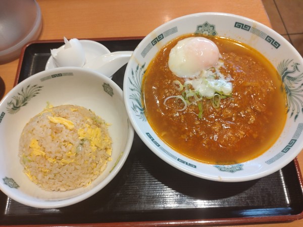 「温玉旨辛ラーメン」@日高屋 多摩センター店の写真