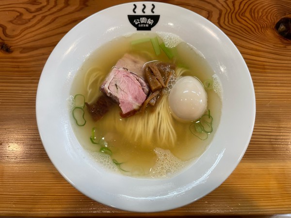 「塩らぁめん味玉入り(¥1,130)」@公園前の写真