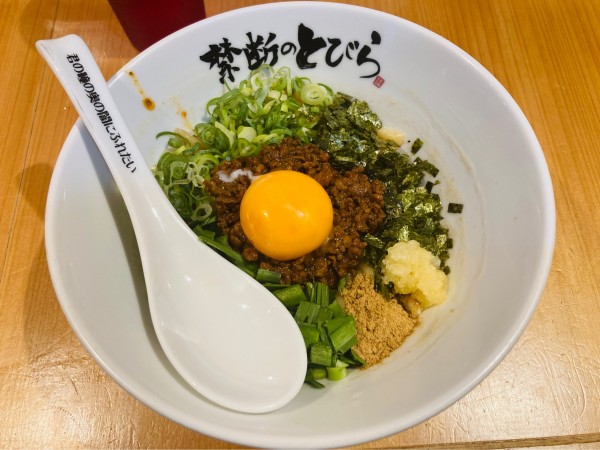 「看板の台湾まぜそば」@禁断のとびら 池袋店の写真