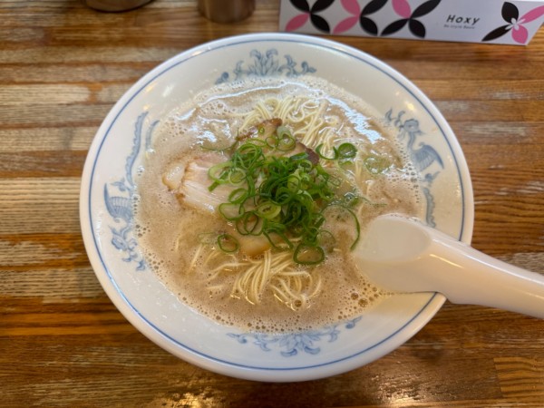 「博多ラーメン(ばりかた)750円＋替玉半分(ばりかた)70円」@博多ラーメン ばりこての写真