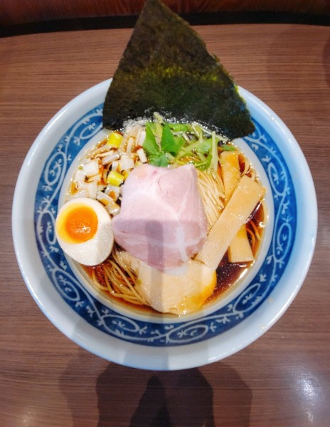 「煮干しそば 黒醤油」@寿製麺よしかわ 坂戸店の写真