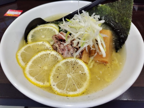 「レモンらーめん　：中麺」@信州麺屋 とんずら －カエン－の写真