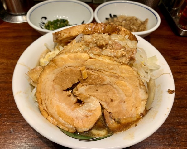 「雷そば(並)＋アブラ＋青唐辛子」@ラーメン 雷 東京本丸店の写真