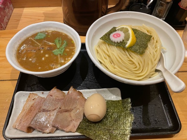 「特製濃厚煮干しつけ麺（特盛）」@つけめん 蕾 本家の写真