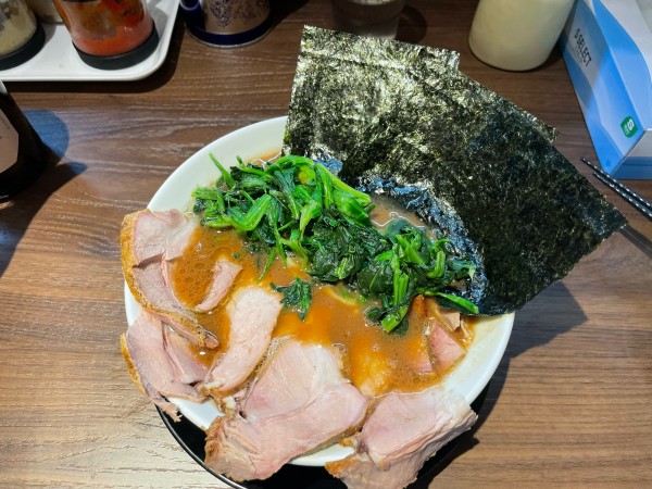 「チャーシュー麺、ほうれん草、ビール」@横浜家系らーめん 輝道家 水道橋駅前店の写真